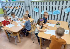 Dzieci z grupy 3-4 latków wykonują kartę pracy